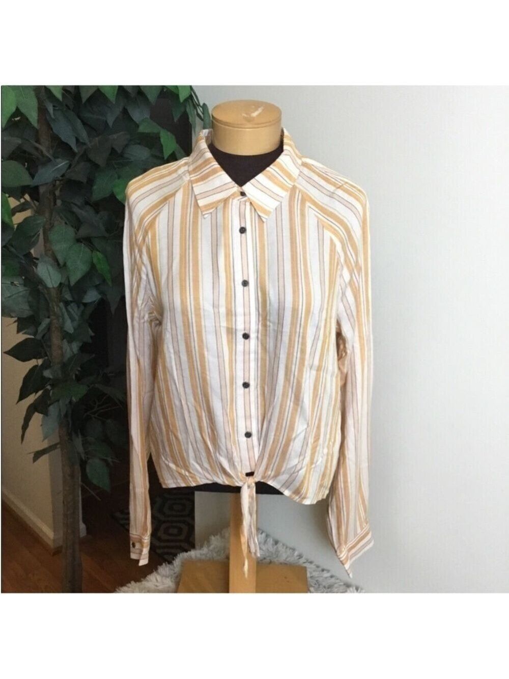 Love,fire long sleeve button down top Woman’s Juniors L gold & white